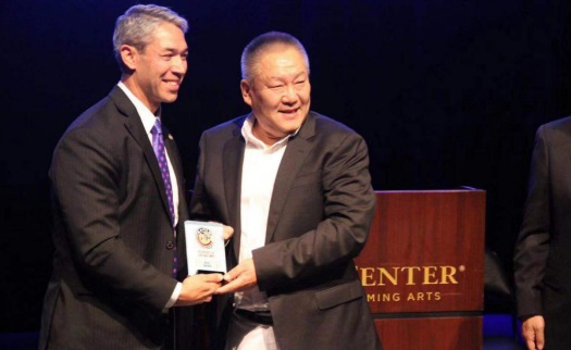 华人文化集团董事、著名导演张进战受邀成为第25届圣安东尼奥电影节名誉主席，并获“终身成就”奖